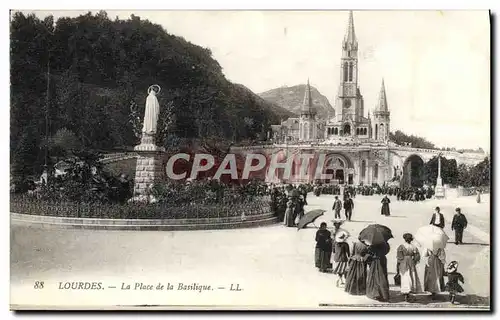 Cartes postales Lourdes La Place de la Basilique