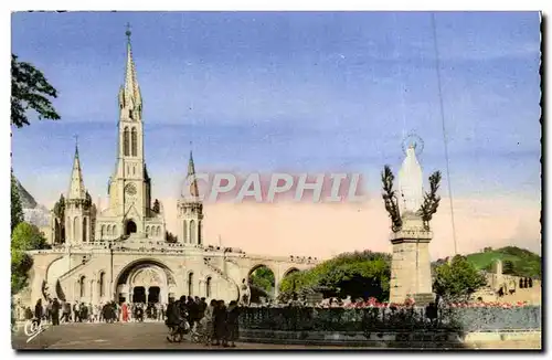 Cartes postales moderne Lourdes La Basilique et la Vierge Couronnee