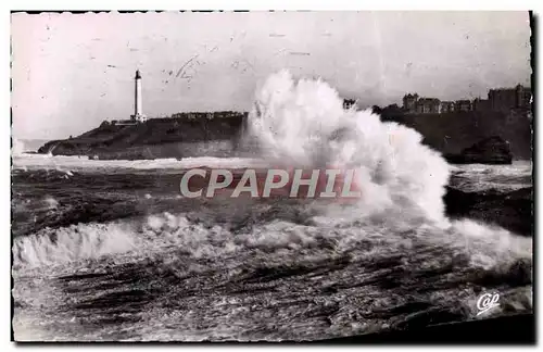 Cartes postales moderne Biarritz Efet de Vagues Dans le Fond le Phare