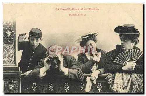 Cartes postales Fantaisie Femme la famille Durand au theatre Pendant le baller Eventail