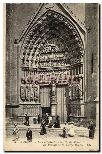 Ansichtskarte AK Amiens La Cathedrale Sortie de Messe au portail de la vierge doree