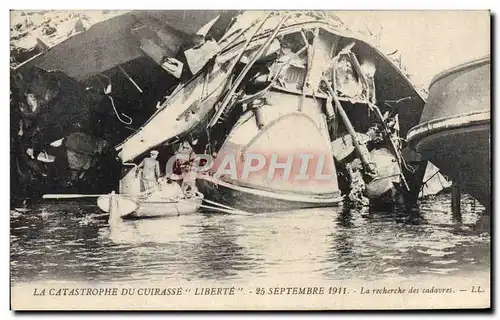 Ansichtskarte AK Bateau Guerre Catastrophe du Liberte 25 septembre 1911 La recherche des cadavres