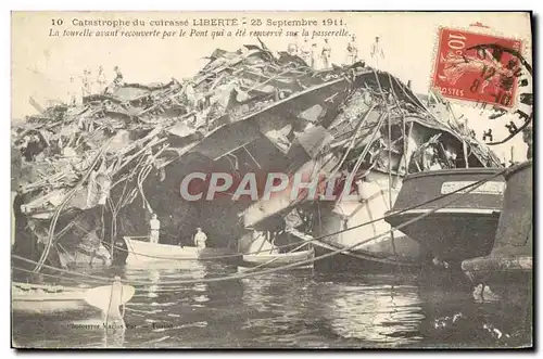 Ansichtskarte AK Bateau Guerre Catastrophe du Liberte La tourelle avant recouverte par le pont qui a ete renverse