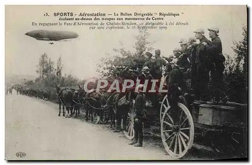 Ansichtskarte AK Aviation Dirigeable Zeppelin Le ballon dirigeable Republique evoluant dessus troupes aux manoeuv