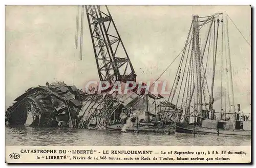 Ansichtskarte AK Bateau Guerre Catastrophe du Liberte Le renflouement