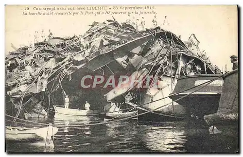 Ansichtskarte AK Bateau Guerre Catastrophe du cuirasse Liberte la tourelle avant recouverte par le pont