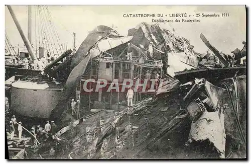 Cartes postales Bateau Guerre Catastrophe du Liberte deblaiement des passerelles