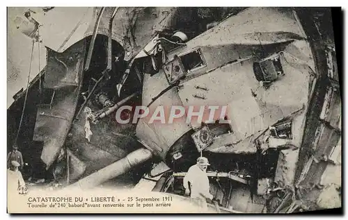 Ansichtskarte AK Bateau Guerre Catastrophe du Liberte 25 septembre 1911 Tourelle de 240 babord avant renversee su