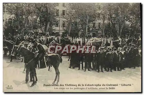 Ansichtskarte AK Bateau Guerre Funerailles des victimes de la Catastrophe du Liberte Les corps sur les prolonges