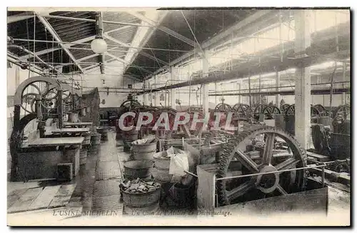 Cartes postales Automobile Usine Michelin Clermont Ferrand Un coin de l&#39atelier de dechiquetage