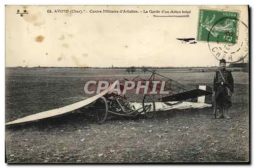 Cartes postales Avion Aviation Avord Centre militaire d&#39aviation La garde d&#39un avion brise