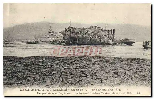 Cartes postales Bateau Guerre Catastrophe du Liberte Cuirasse Vue generale apres l'explosion