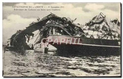 Cartes postales Bateau Guerre Catastrophe du Liberte 25 septembre 1911 Enlevement des cadavres une heure apres l