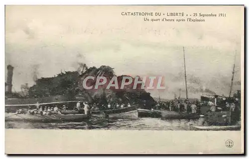 Cartes postales Bateau Guerre Catastrophe du Liberte Un quart d&#39heure apres l&#39explosion