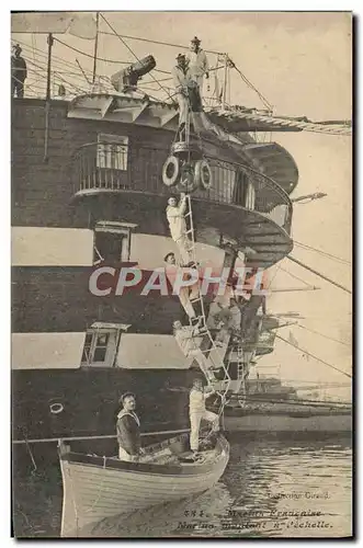 Ansichtskarte AK Bateau Guerre Marins montant a l&#39echelle