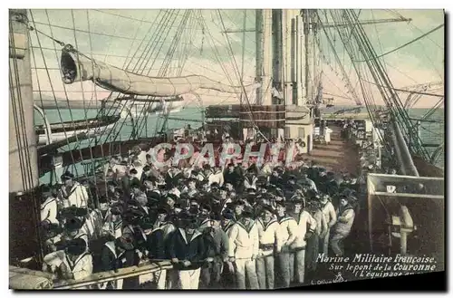 Ansichtskarte AK Bateau Guerre Marine militaire francaise sur le pont de la Couronne Equipage au repos