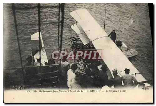 Cartes postales Aviation Un Hydroaeroplane Voisin a bord de la Foudre L&#39appareil a flot