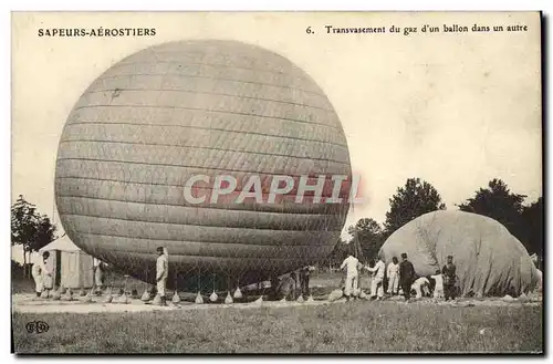 Cartes postales Dirigeable Sapeurs aerostiers Transvasement du gaz d&#39un ballon dans un autre Zeppelin TOP