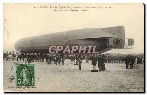 Cartes postales Dirigeable Zeppelin Luneville atterrit au Champ de Mars Paris