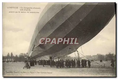 Cartes postales Dirigeable Zeppelin Luneville Dirigeale allemand atterit sur le terrain de manoeuvres