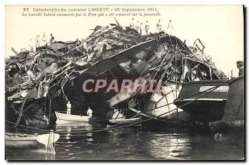 Ansichtskarte AK Bateau Guerre Catastrophe du cuirasse Liberte 1911 La tourelle babord