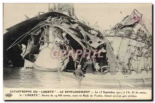 Ansichtskarte AK Bateau Guerre Catastrophe du cuirasse Liberte 1911 Le renflouement