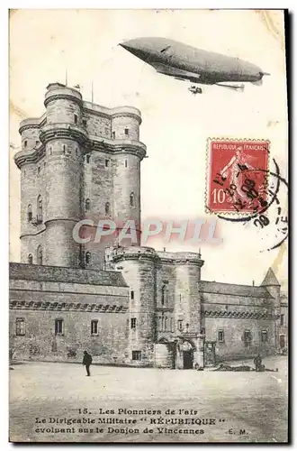 Cartes postales Avion Aviation Dirigeable Zeppelin Republique evoluant sur le donjon de Vincennes