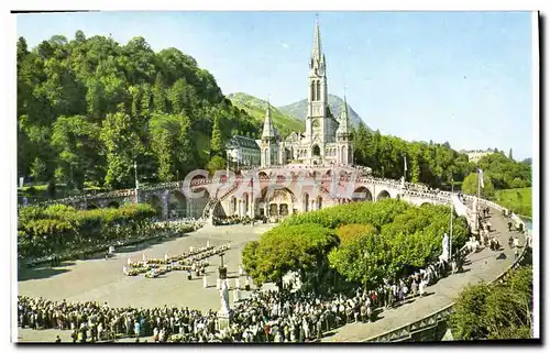 Cartes postales moderne Lourdes Les Malades Assistant au Chemin de Croix