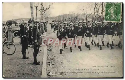 Cartes postales Bateau Le commandant Mornet passant la revue du corps de debarquement