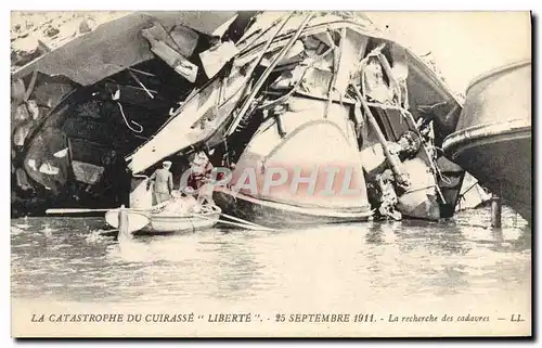 Cartes postales Bateau Catastrophe du Liberte La recherche des cadavres