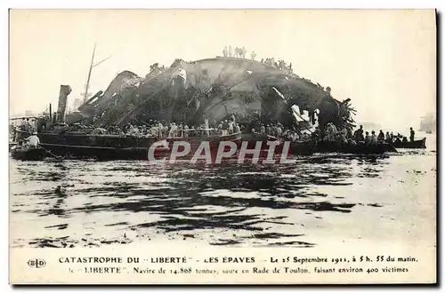 Ansichtskarte AK Bateau de guerre Explosion de la Liberte Les epaves