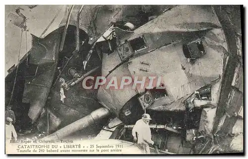 Ansichtskarte AK Bateau de guerre Catastrophe du Liberte Tourelle de 240 babord avant renversee sur le pont arrie