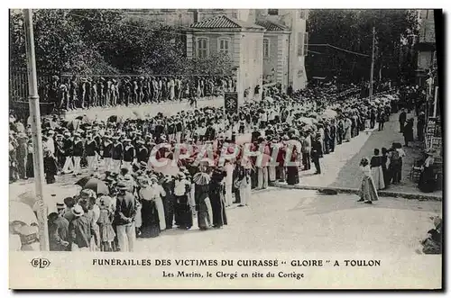Ansichtskarte AK Bateau de guerre Funerailles des victimes du cuirasse Gloire a Toulon Les marins Le clerge en te
