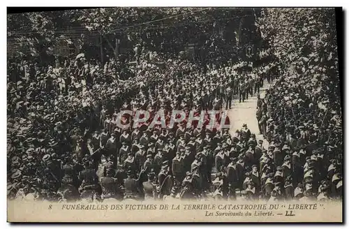 Cartes postales Bateau de guerre Funerailles des victimes du Liberte Les survivants du Cuirasse