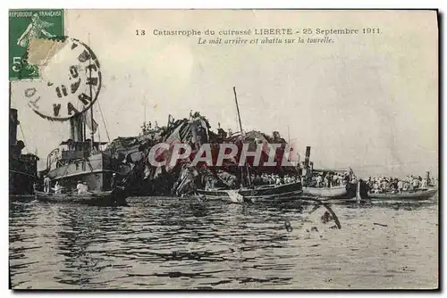 Ansichtskarte AK Bateau de guerre Catastrophe du cuirasse Liberte Le mat arriere est abattu sur la tourelle