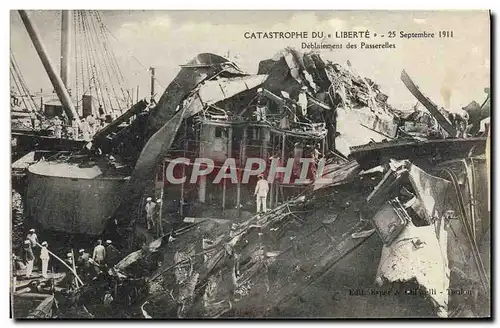 Ansichtskarte AK Bateau de guerre Catastrophe du cuirasse Liberte Deblaiement des passerelles