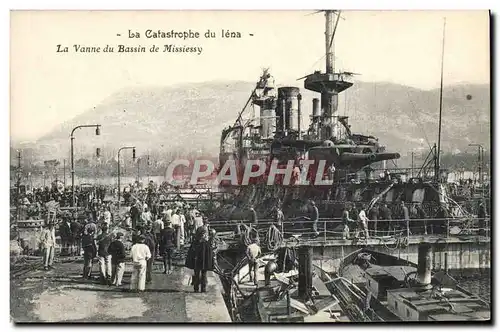 Ansichtskarte AK Bateau de guerre Catastrophe du cuirasse Liberte La vanne du bassin de Missiessy