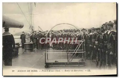 Ansichtskarte AK Bateau de guerre Prise d&#39armes a bord Remise de decorations