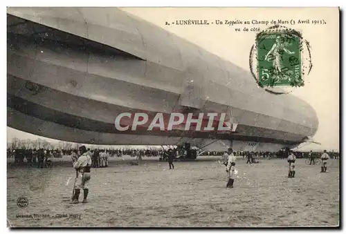 Ansichtskarte AK Avion Aviation Zeppelin Dirigeable Luneville Un zeppelin au Champ de Mars vu de cote