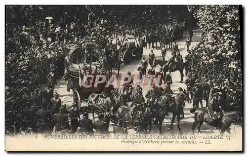 Cartes postales Bateau Funerailles des victimes de la terrible catastrophe du Liberte Prolonges d'artillerie