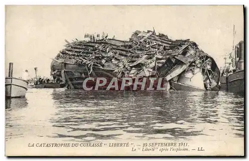 Ansichtskarte AK Bateau Funerailles des victimes de la terrible catastrophe du Liberte La Liberte apres l&#39expl