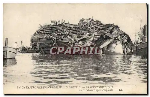 Cartes postales Bateau Funerailles des victimes de la terrible catastrophe du Liberte La Liberte apres l'expl
