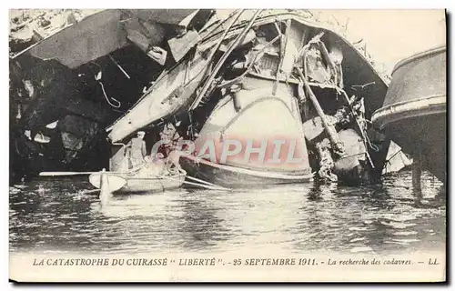 Cartes postales Bateau Funerailles des victimes de la terrible catastrophe du Liberte La recherche des cadavres