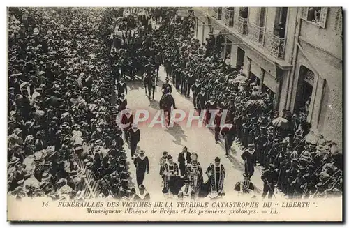 Cartes postales Bateau Funerailles des victimes de la terrible Catastrophe du Liberte Monseigneur l&#39eveque de