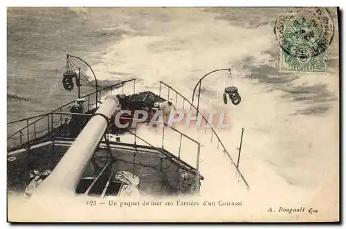 Cartes postales Bateau Un paquet de mer sur l'arriere d'un cuirasse