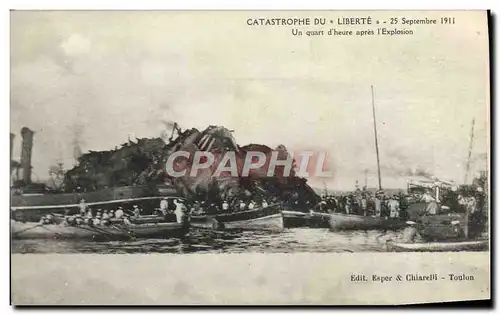 Cartes postales Bateau Catastrophe du cuirasse Liberte Un quart d'heure apres l'explosion