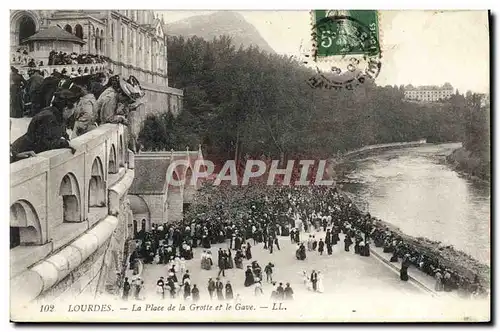 Cartes postales Lourdes La Place de la Grotte et le Gave