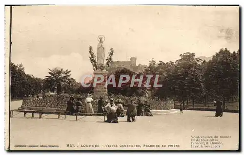 Cartes postales Lourdes Vierge couronnee Pelerins en priere