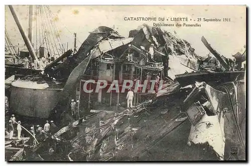 Cartes postales Bateau Catastrophe du Liberte Deblaiement des passerelles