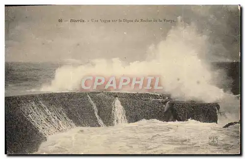 Cartes postales Biarritz Une Vague sur la Digue du Rocher de la Vierge